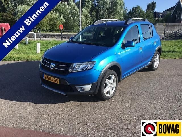 Blauw Gebruikt 2013 Dacia Sandero Lauréate Hatchback | € 4.750 (Eerlijke prijs) - Afbeelding 1/4