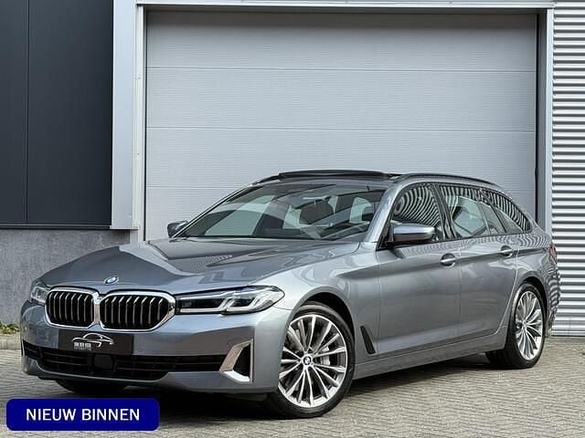Grijs Gebruikt 2021 BMW 530 Luxury Line Stationwagen | € 39.800 (Eerlijke prijs) - Afbeelding 1/4