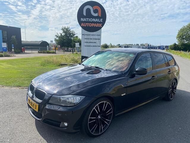 Zwart Gebruikt 2012 BMW 320 Luxury Line Stationwagen | € 3.500 (Super prijs) - Afbeelding 1/4