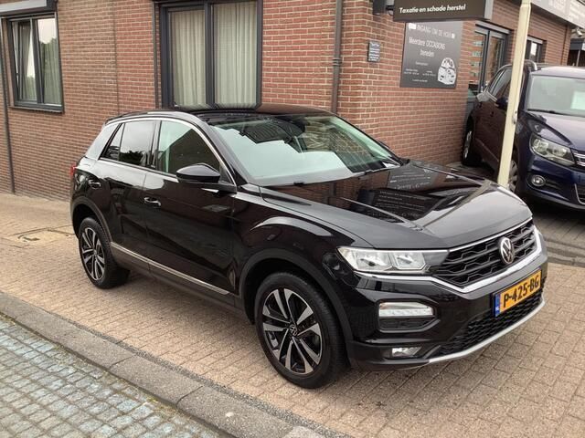 Zwart Gebruikt 2021 VW T-Roc Business SUV | € 18.950 (Goede deal) - Afbeelding 1/4