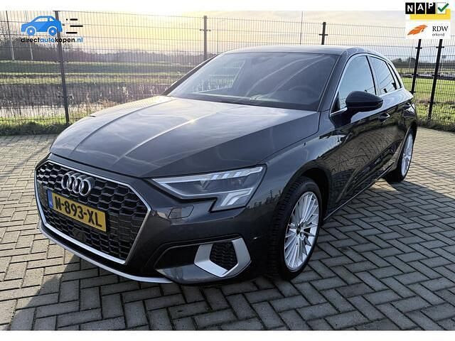 Grijs Occasion 2022 Audi A3 Sportback Advanced Hatchback | € 22.945 (Eerlijke prijs) - Afbeelding 1/4