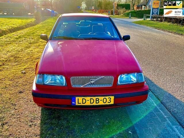 Rood Gebruikt 1995 Volvo 460 Sedan | € 899 - Afbeelding 1/4
