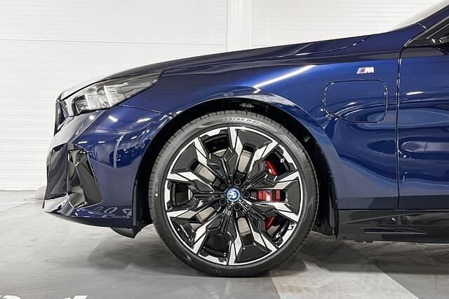 Occasion BMW 550e M Sport 489 PK (359 kW) 2025 Tansanitblau (donker blauw) Sedan