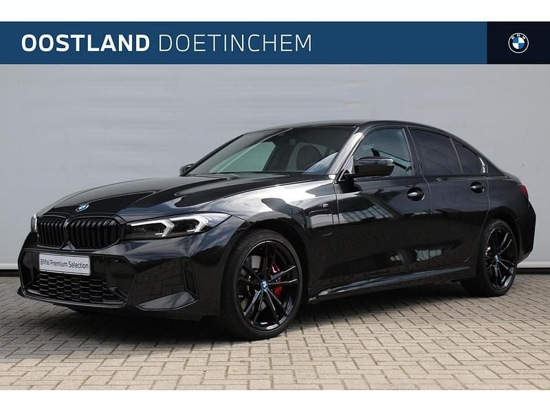 Zwart Gebruikt 2024 BMW 320e Comfort Edition Sedan | € 44.950 (Eerlijke prijs) - Afbeelding 1/4
