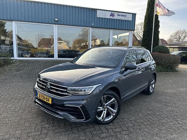 Grijs Occasion 2023 VW Tiguan Business SUV | € 33.995 (Super prijs) - Afbeelding 1/4
