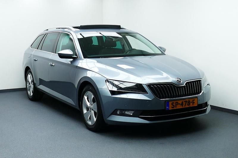 Grijs Gebruikt 2018 Skoda Superb Business Line Stationwagen | € 13.944 - Afbeelding 1/4