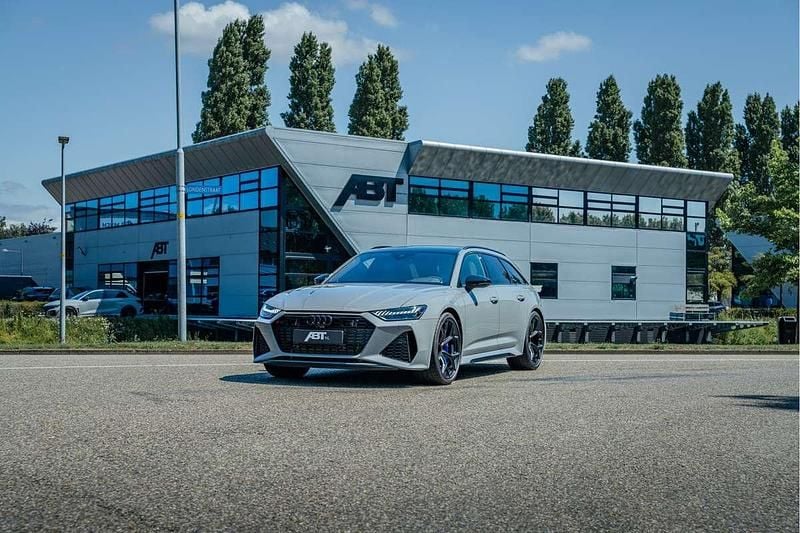 Grijs Gebruikt 2024 Audi RS6 Advanced Stationwagen | € 235.950 - Afbeelding 1/4