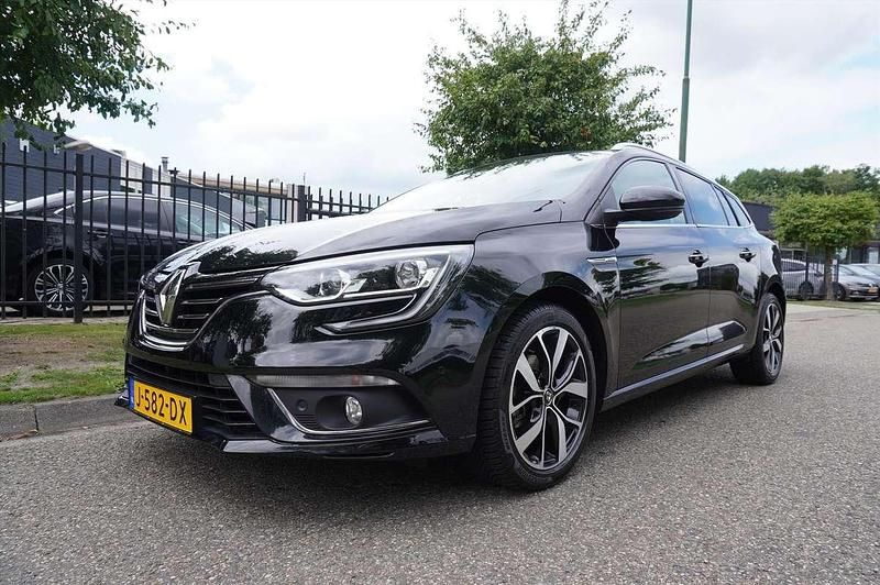 Zwart Gebruikt 2020 Renault Mégane GrandTour Bose Edition Stationwagen | € 13.945 (Eerlijke prijs) - Afbeelding 1/4
