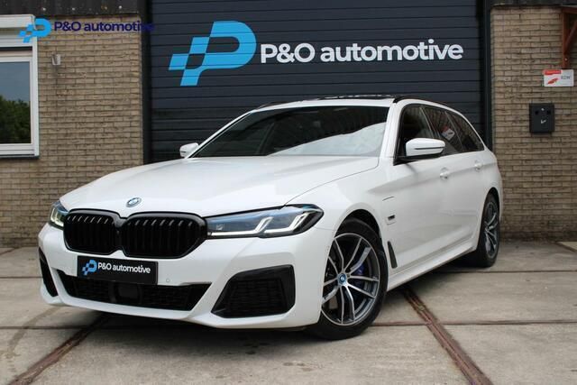Wit Gebruikt 2021 BMW 530e M Sport Stationwagen | € 39.995 (Iets duurder) - Afbeelding 1/4