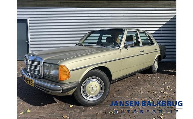 Groen Gebruikt 1983 Mercedes 200 Sedan | € 8.500 - Afbeelding 1/4