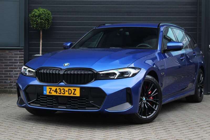 Blauw, metallic lak Gebruikt 2023 BMW 330 M Sport Stationwagen | € 43.495 (Eerlijke prijs) - Afbeelding 1/4