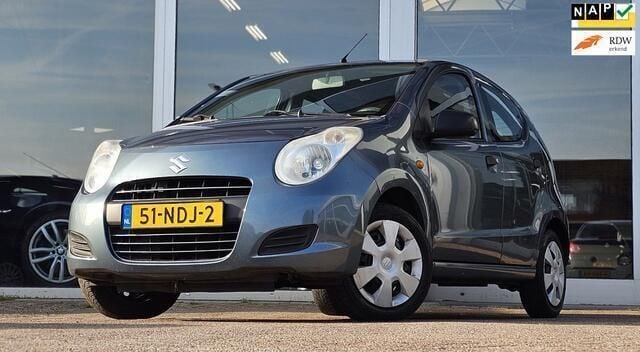 Grijs, metallic lak Gebruikt 2010 Suzuki Alto Comfort+ Hatchback | € 2.594 (Eerlijke prijs) - Afbeelding 1/4