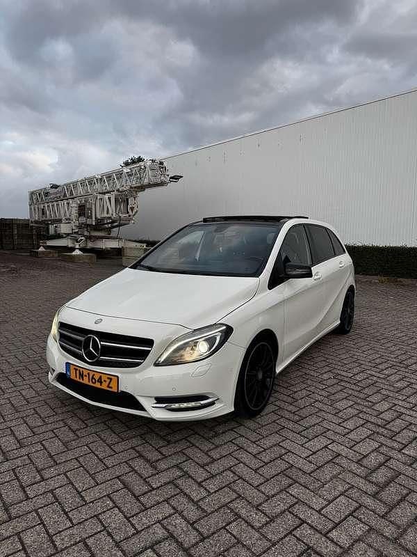 Wit Gebruikt 2014 Mercedes B250 AMG MPV | € 14.850 - Afbeelding 1/4