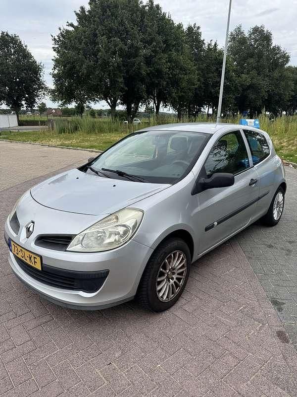 Grijs Gebruikt 2006 Renault Clio II Expression Hatchback | € 1.600 (Eerlijke prijs) - Afbeelding 1/4