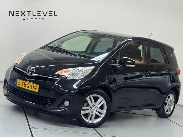 Zwart, metallic lak Gebruikt 2014 Toyota Verso-S MPV | € 11.750 (Eerlijke prijs) - Afbeelding 1/4