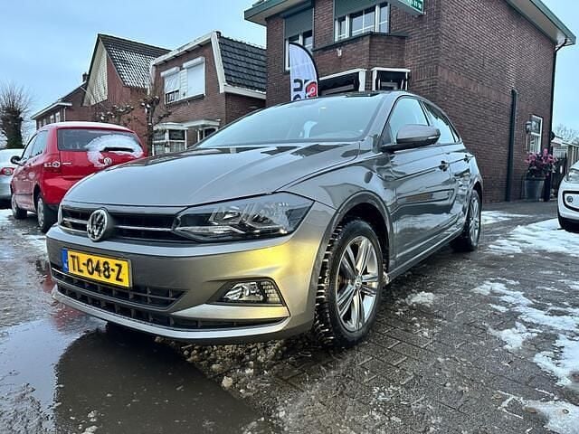 Grijs (metallic) Gebruikt 2018 VW Polo Comfortline Hatchback | € 11.900 (Goede deal) - Afbeelding 1/4