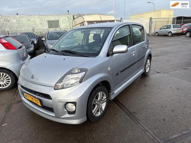 Gebruikt 2006 Daihatsu Sirion Hatchback | € 1.695 (Eerlijke prijs) - Afbeelding 1/4