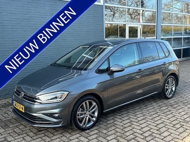 Grijs (metallic) Occasion 2018 VW Golf Sportsvan Highline MPV | € 15.950 (Goede deal) - Afbeelding 1/4