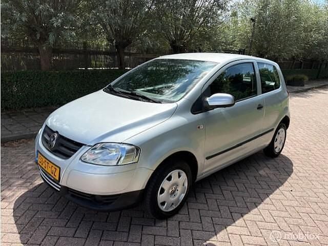 Grijs Gebruikt 2006 VW Fox Hatchback | € 1.495 (Eerlijke prijs) - Afbeelding 1/4