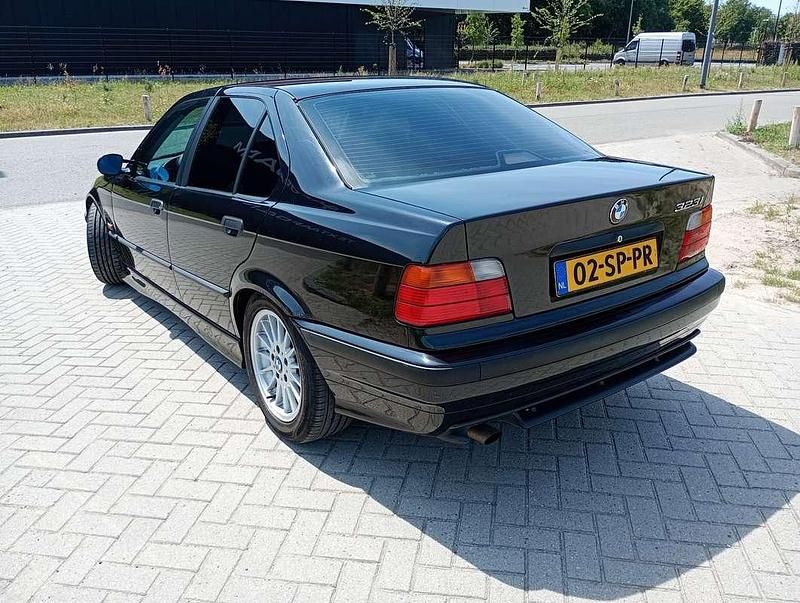 Zwart Gebruikt 1996 BMW 323 Executive Sedan | € 8.500 - Afbeelding 1/4