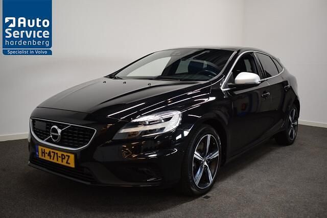 Zwart Occasion 2020 Volvo V40 R-Design Hatchback | € 18.650 (Eerlijke prijs) - Afbeelding 1/4