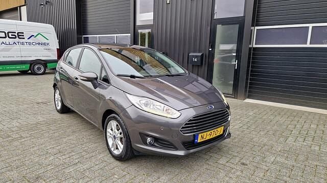 Grijs (metallic) Gebruikt 2016 Ford Fiesta Titanium Hatchback | € 7.999 (Super prijs) - Afbeelding 1/4