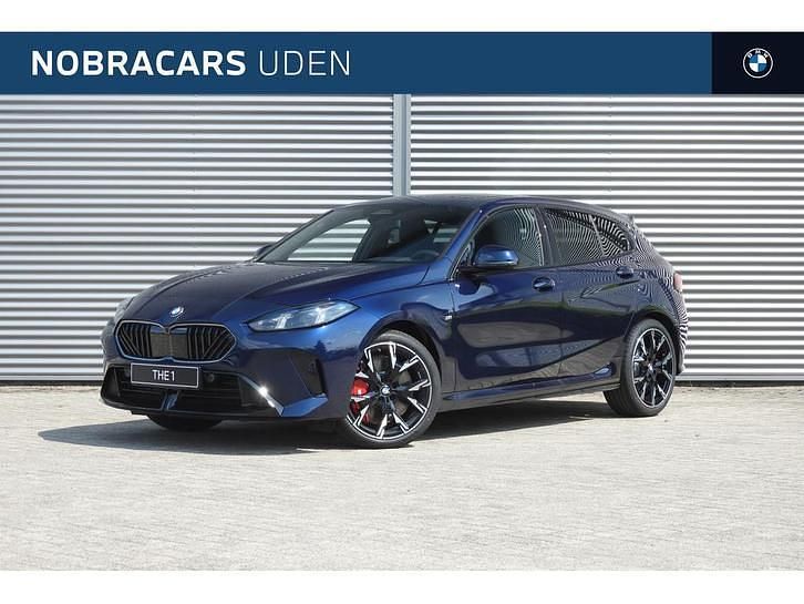 Tansanit Nieuw 2025 BMW 120 Executive Hatchback | € 57.953 (Iets duurder) - Afbeelding 1/4