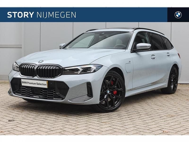 M brooklyn grau (grijs metallic) Gebruikt 2025 BMW 330e Comfort Edition Stationwagen | € 63.750 (Duur) - Afbeelding 1/4