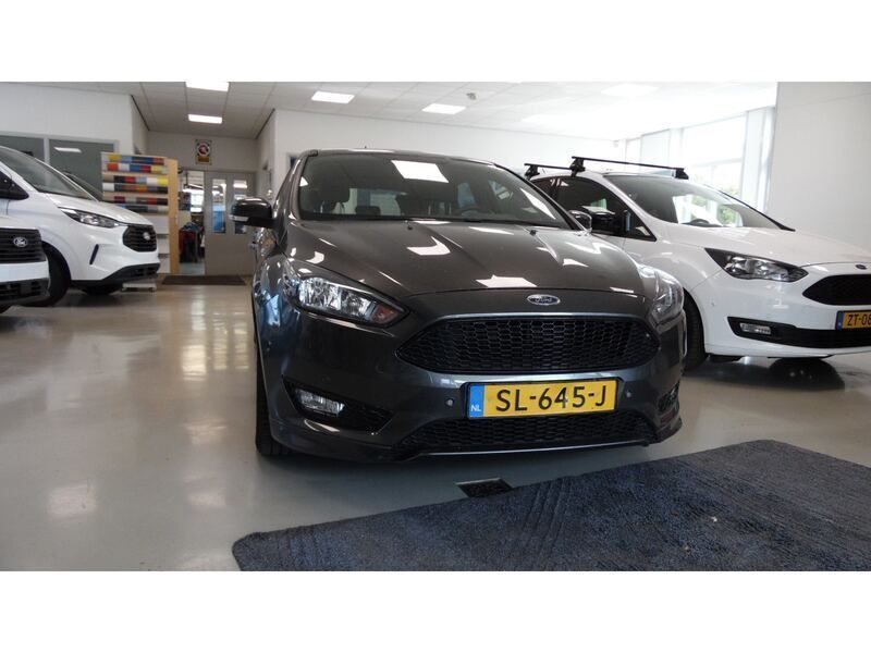 Grijs Gebruikt 2018 Ford Focus Hatchback | € 14.000 (Iets duurder) - Afbeelding 1/4
