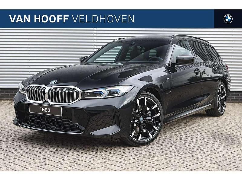 Zwart Nieuw 2025 BMW 330e Comfort Edition Stationwagen | € 74.552 (Eerlijke prijs) - Afbeelding 1/4