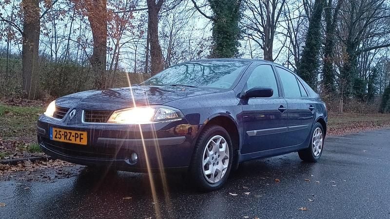 Blauw (metallic) Occasion 2005 Renault Laguna II Expression Hatchback | € 1.450 - Afbeelding 1/4