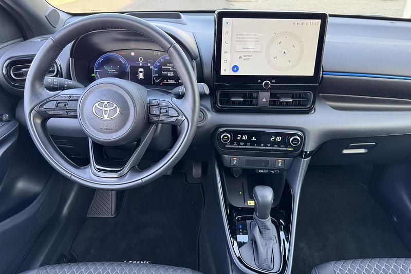 Occasion Toyota Yaris Hybrid Executive 131 PK (96 kW) 2025 Grijs Hatchback