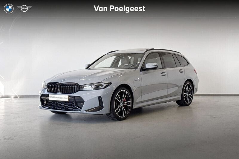 Grijs, metallic lak Gebruikt 2024 BMW 320e M Sport Stationwagen | € 59.995 - Afbeelding 1/4