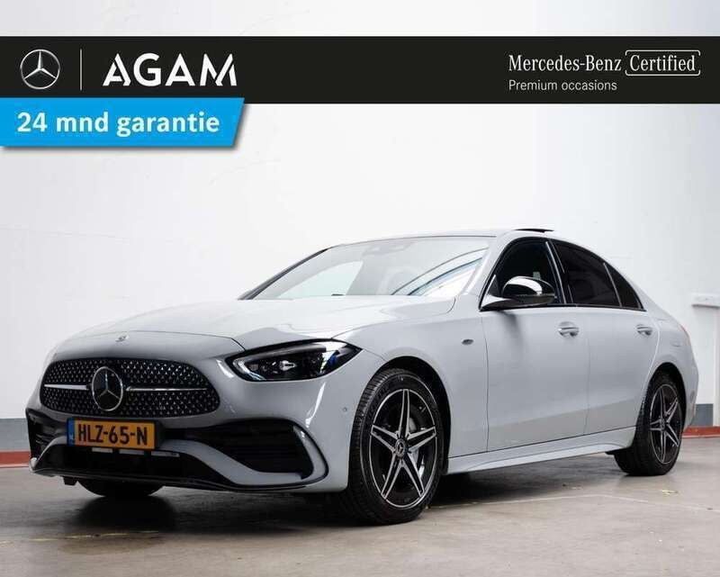 Grijs, metallic lak Gebruikt 2025 Mercedes C300e Business Sedan | € 61.950 (Duur) - Afbeelding 1/4