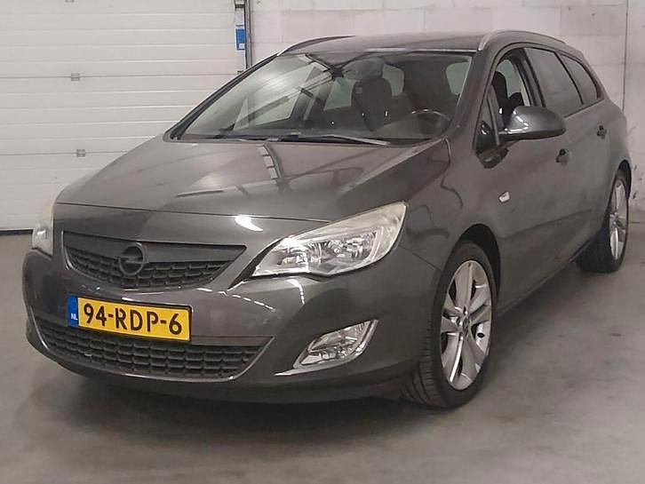 Grijs Gebruikt 2011 Opel Astra Cosmo Stationwagen | € 3.450 (Eerlijke prijs) - Afbeelding 1/4