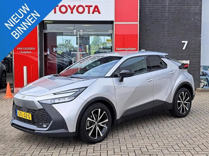 Grijs Gebruikt 2024 Toyota C-HR SUV | € 32.400 (Super prijs) - Afbeelding 1/4