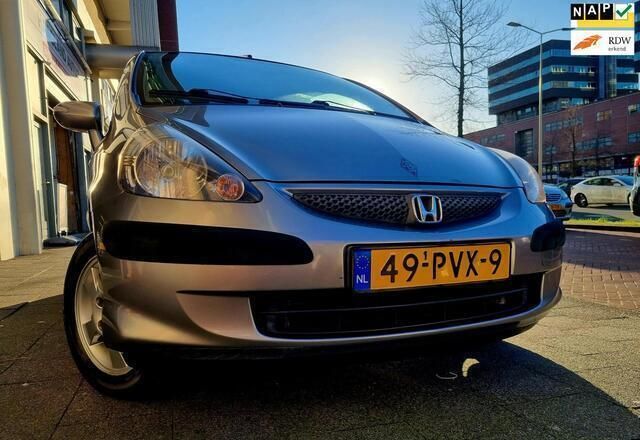 Grijs Gebruikt 2005 Honda Jazz LS Hatchback | € 2.450 (Eerlijke prijs) - Afbeelding 1/4