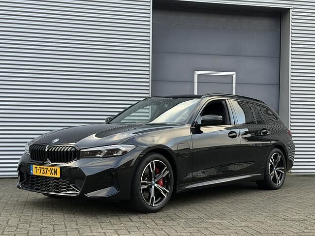 Zwart Occasion 2023 BMW 330 M Sport Stationwagen | € 38.999 (Eerlijke prijs) - Afbeelding 1/4