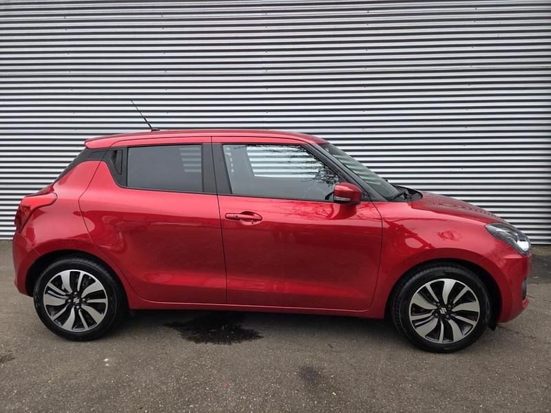 Rood Occasion 2020 Suzuki Swift Hatchback | € 13.950 (Eerlijke prijs) - Afbeelding 1/4
