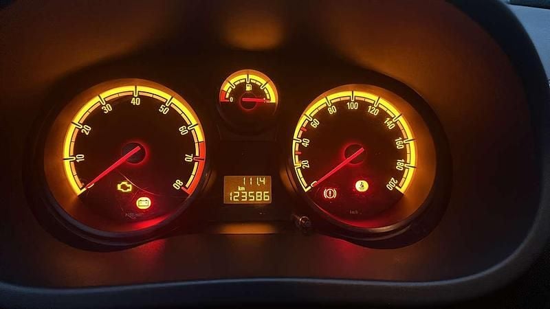 Zwart Gebruikt 2012 Opel Corsa Selection MPV | € 3.000 (Goede deal) - Afbeelding 1/4