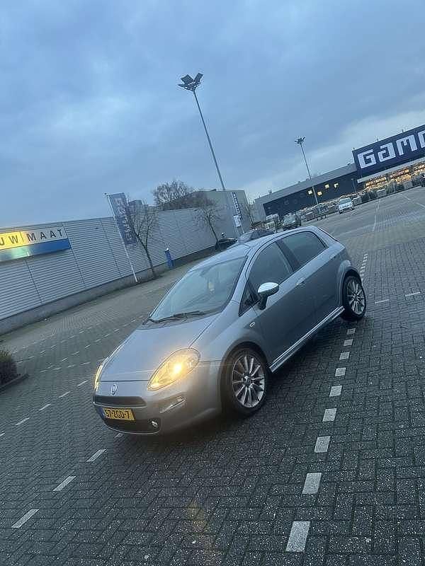 Grijs Gebruikt 2012 Fiat Punto Sport Hatchback | € 4.850 (Iets duurder) - Afbeelding 1/4