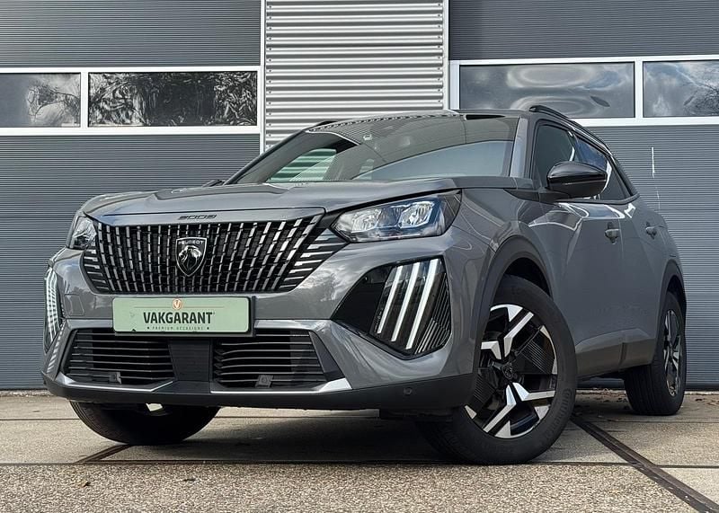 Grijs Gebruikt 2023 Peugeot 2008 Allure SUV | € 22.950 (Eerlijke prijs) - Afbeelding 1/4