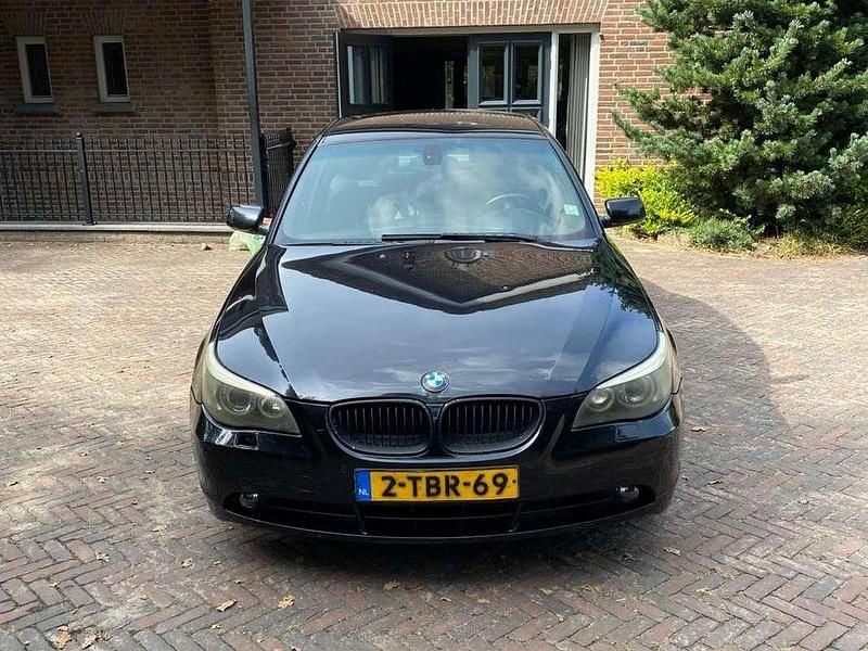 Zwart Gebruikt 2003 BMW 520 Sedan | € 3.500 (Eerlijke prijs) - Afbeelding 1/4