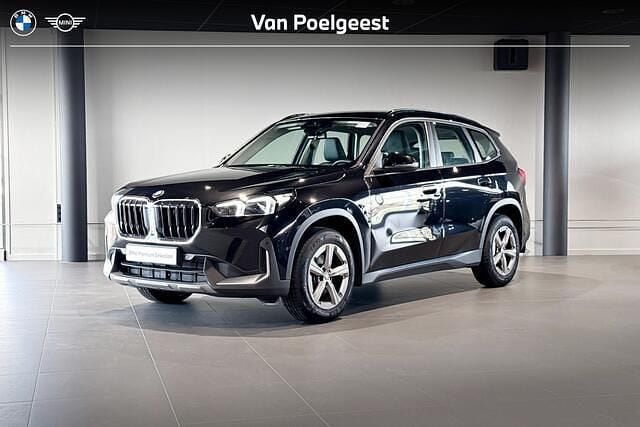 Zwart (metallic) Gebruikt 2024 BMW X1 Comfort Edition SUV | € 39.900 (Goede deal) - Afbeelding 1/4