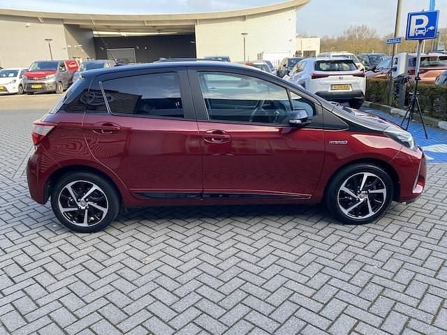 Occasion Toyota Yaris Hybrid Executive 2020 Rood Hatchback