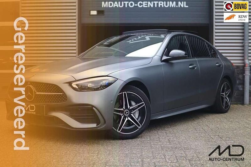 Grijs, metallic lak Gebruikt 2022 Mercedes C300e AMG Sedan | € 44.495 (Eerlijke prijs) - Afbeelding 1/4