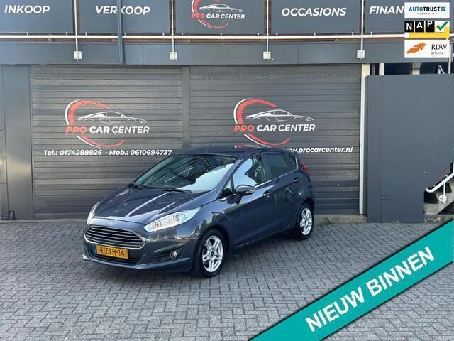 Grijs, metallic lak Gebruikt 2015 Ford Fiesta Titanium Hatchback | € 6.999 (Eerlijke prijs) - Afbeelding 1/4