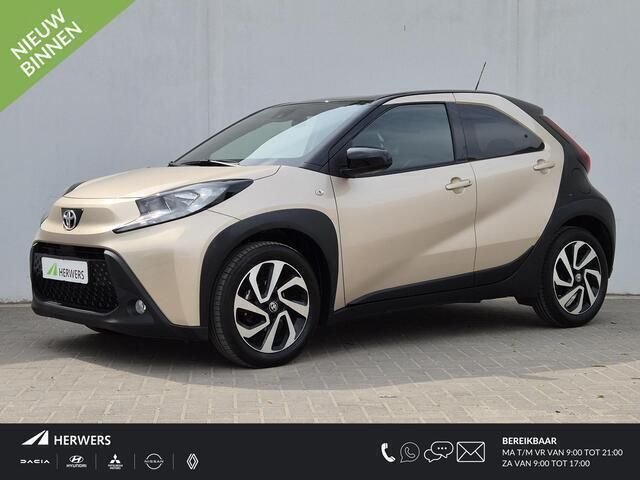 Bruin Gebruikt 2023 Toyota Aygo Play Hatchback | € 19.435 (Eerlijke prijs) - Afbeelding 1/4