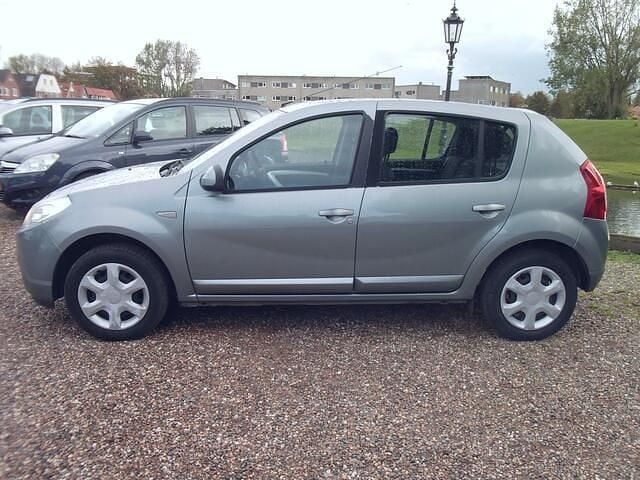 Blauw Gebruikt 2009 Dacia Sandero Lauréate Hatchback | € 1.999 (Eerlijke prijs) - Afbeelding 1/4