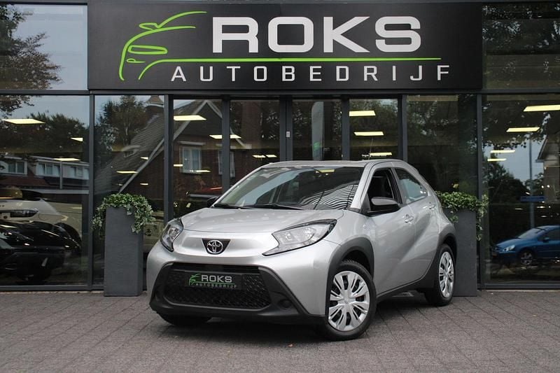 Grijs Gebruikt 2024 Toyota Aygo Play Hatchback | € 18.950 (Goede deal) - Afbeelding 1/4